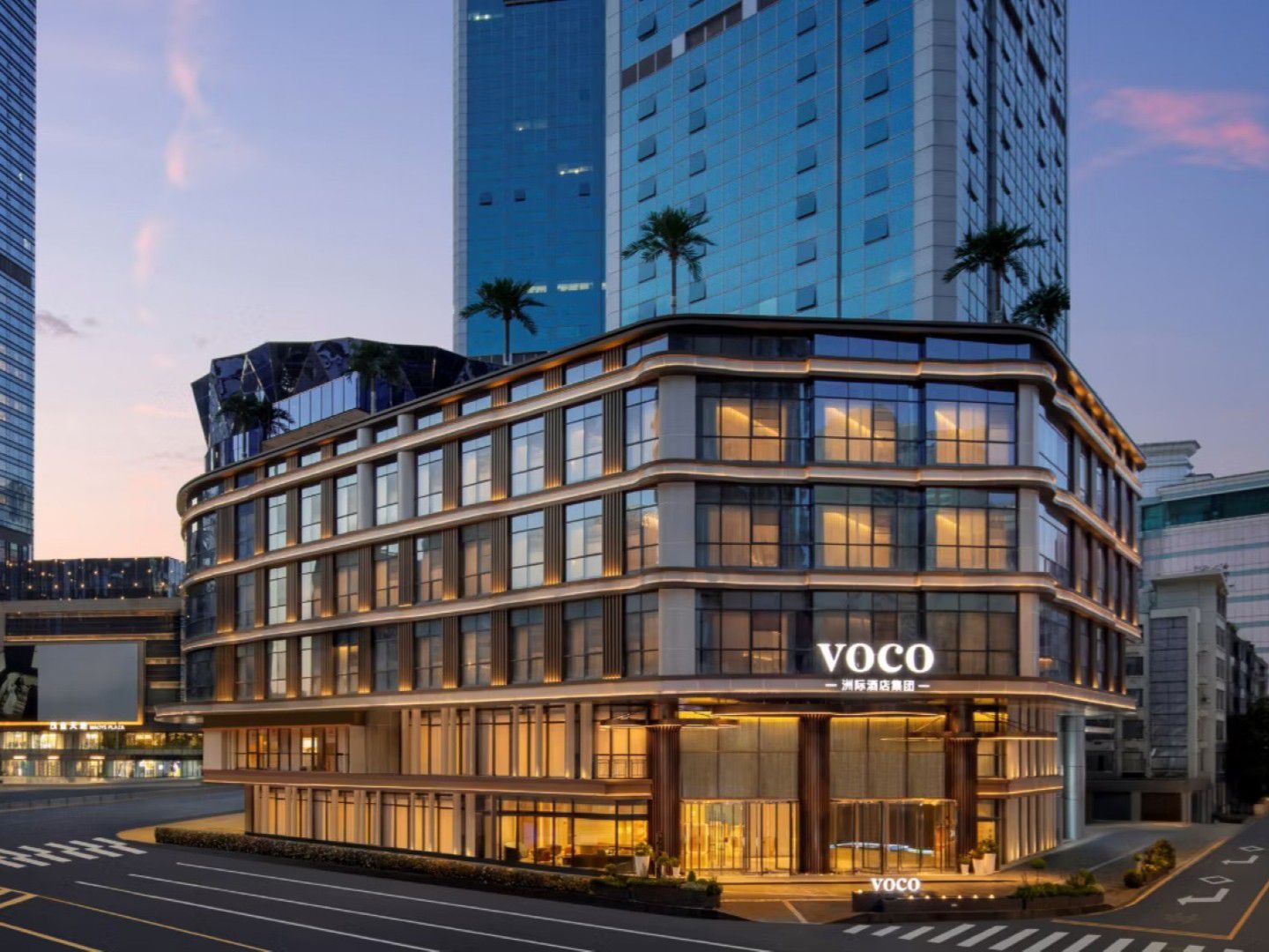 Vue extérieure du voco Chengdu Chunxi Road au coucher du soleil.